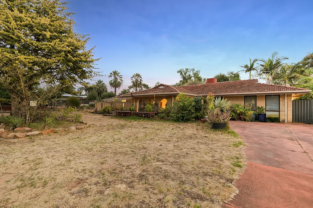 Champion Lakes 4ਬੈੱਡਰੂਮ Huge 4-Bedroom Family Home on a Massive 3,554sqm Block in Champion Lakes!