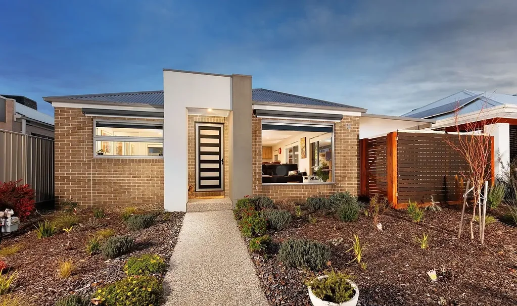 Modern Family Living Opposite Parkland