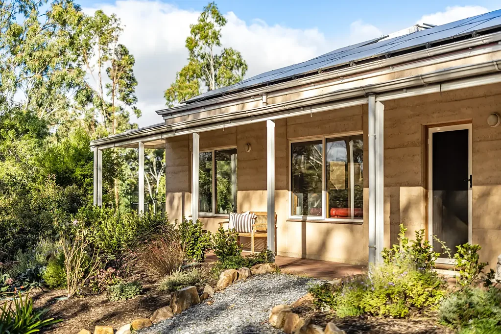 Mylor 4ห้องนอน A Rammed Earth Retreat Cut from the Acreage that Elevates it.