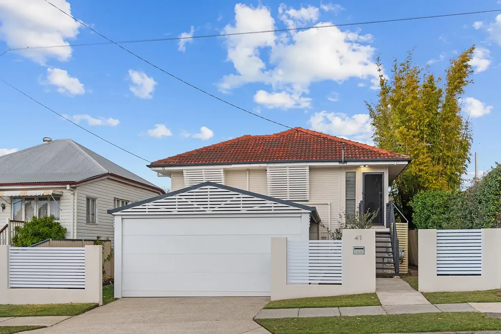 Clayfield 3房 Clayfield核心地带 充满阳光起居区 设计师厨房石材岛台 三间空调卧室 主卧步入式衣帽间 灵活下层空间 双车位车库太阳能 Superb decked entertaining and dual-living options with renovated comfort