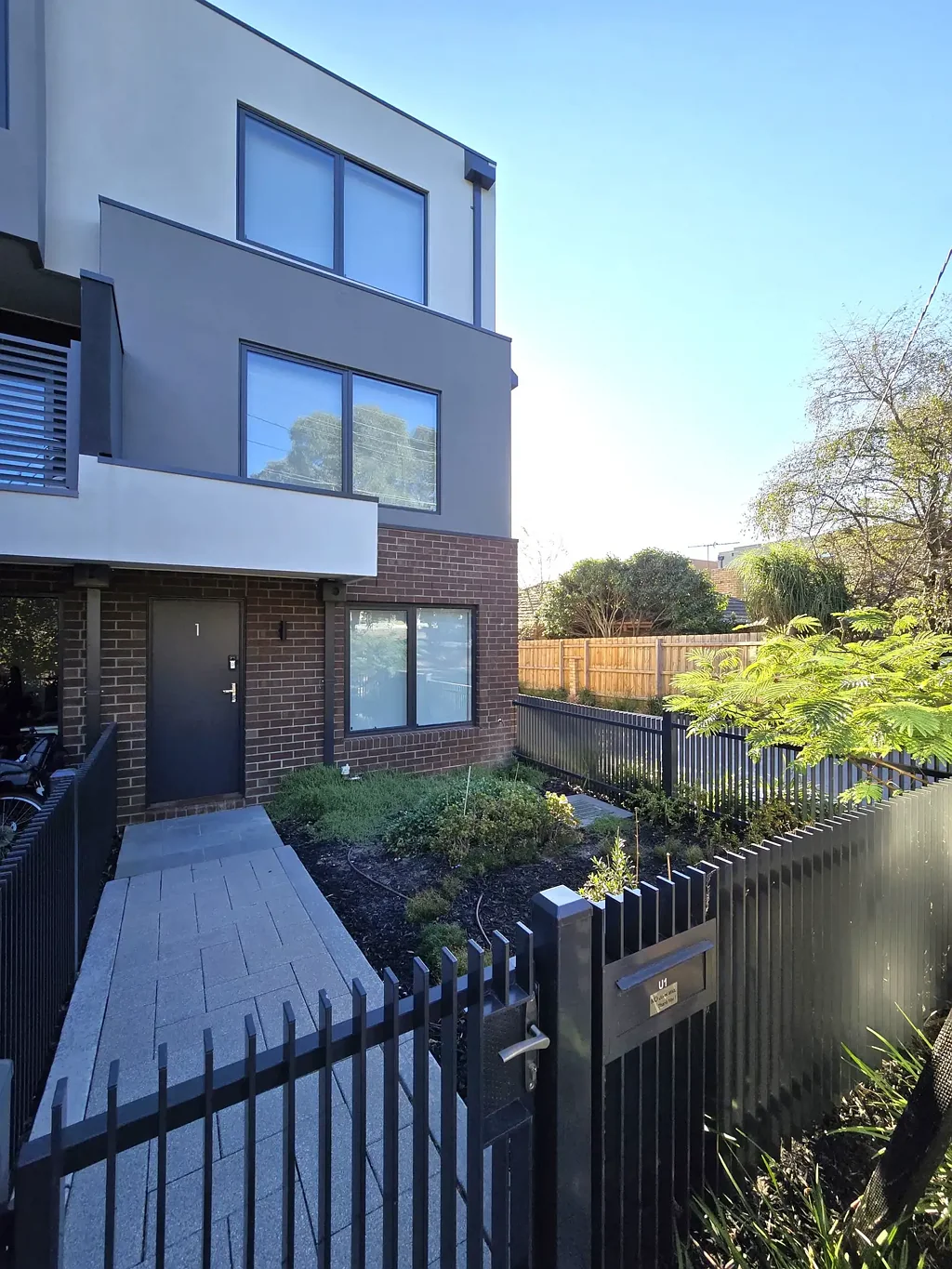Contemporary Family Living in an Unbeatable Location