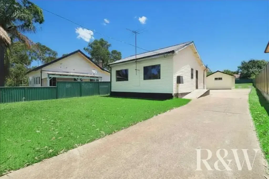 Rooty Hill 5房 1081平米宽幅地块 无地役权 高天花板 开放式布局 多功能休闲区 潜力再开发 1081m2 Block in North Rooty Hill (Walk to Train Station/Shops)