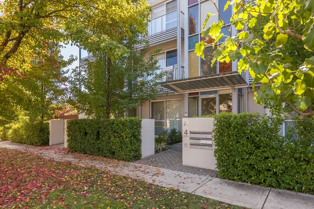 Modern One-Bedroom Apartment in a Leafy Inner North Location