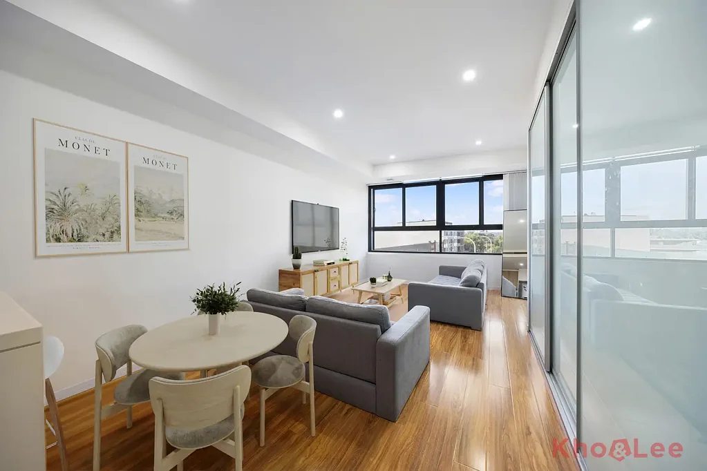 Gladesville 1房 东北朝向采光佳 冬季花园多功能 开放式布局现代 现代厨房石材台面 木质地板暖意足 便利Gladesville生活 Sunlit North-East Apartment with Enclosed Winter Garden & AC