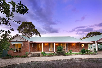 Chewton 3कमरा North facing brick Homestead on expansive garden grounds with pool & produce garden.