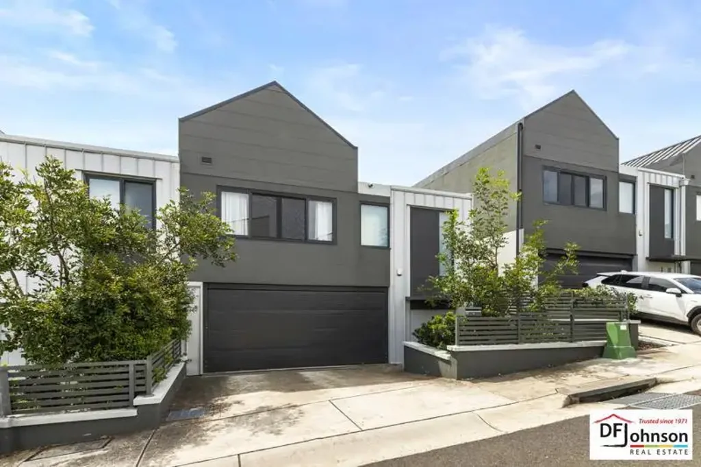 Kellyville 3房 Kellyville Norwest交界 精装修联排 现代厨房 三卧带套间 邻近学校公园 车位锁闭 garage Simply Move In and Relax!