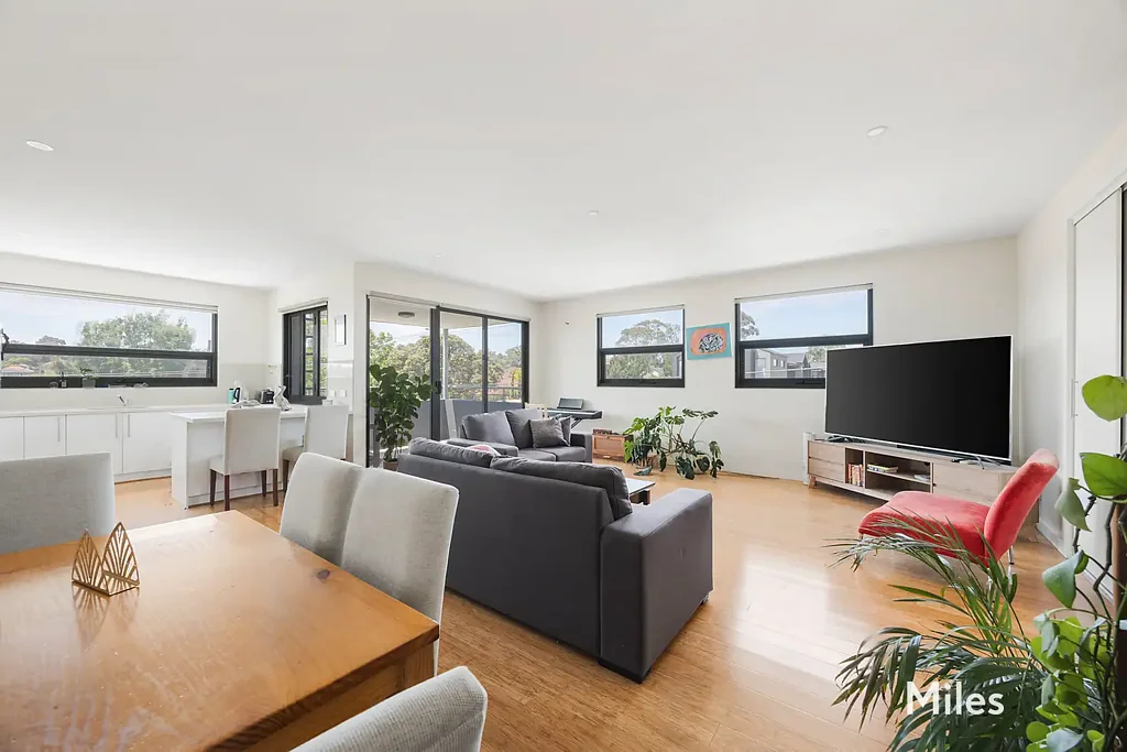 Heidelberg 2 Bedroom Light & Spacious Haven With Elevated Horizon Views