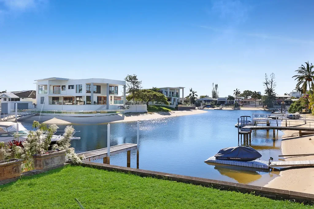 Broadbeach Waters 4房  ESTATE FINALISATION - MUST BE SOLD