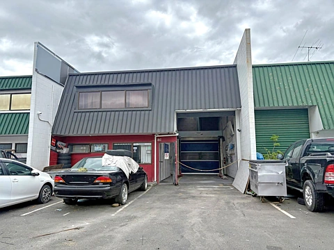 Manukau  150M² INDUSTRIAL UNIT FOR URGENT SALE