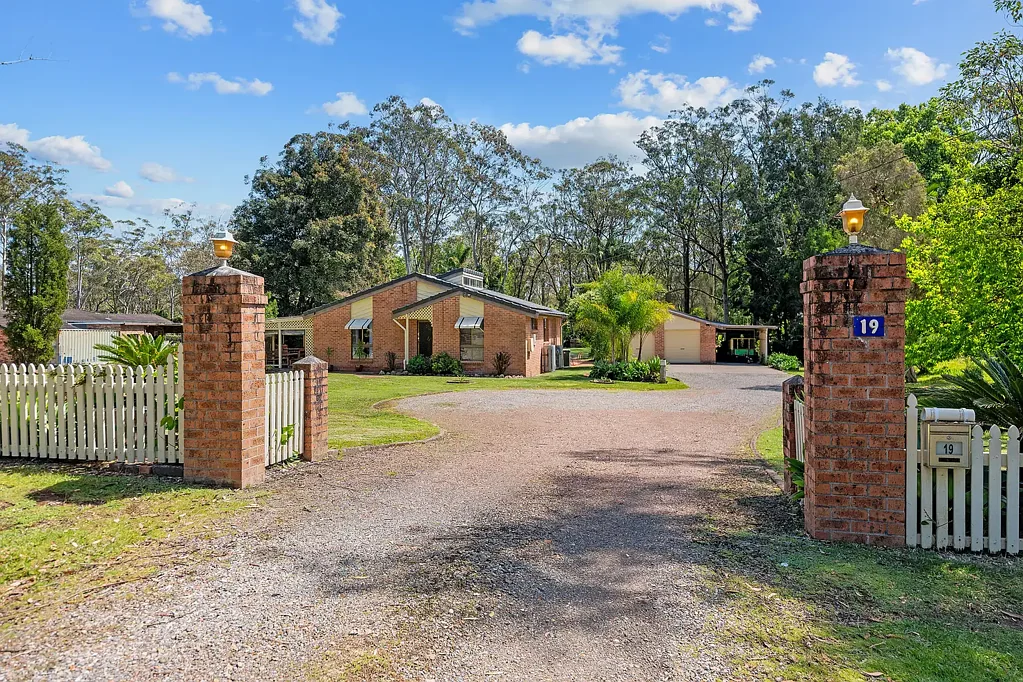Medowie 3房  Put simply, tranquil one acre block with all the garaging you need