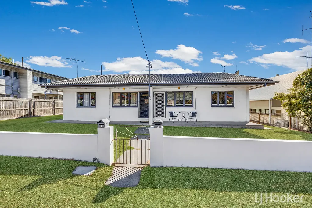 West Gladstone 4ห้องนอน Two Homes. One Opportunity.