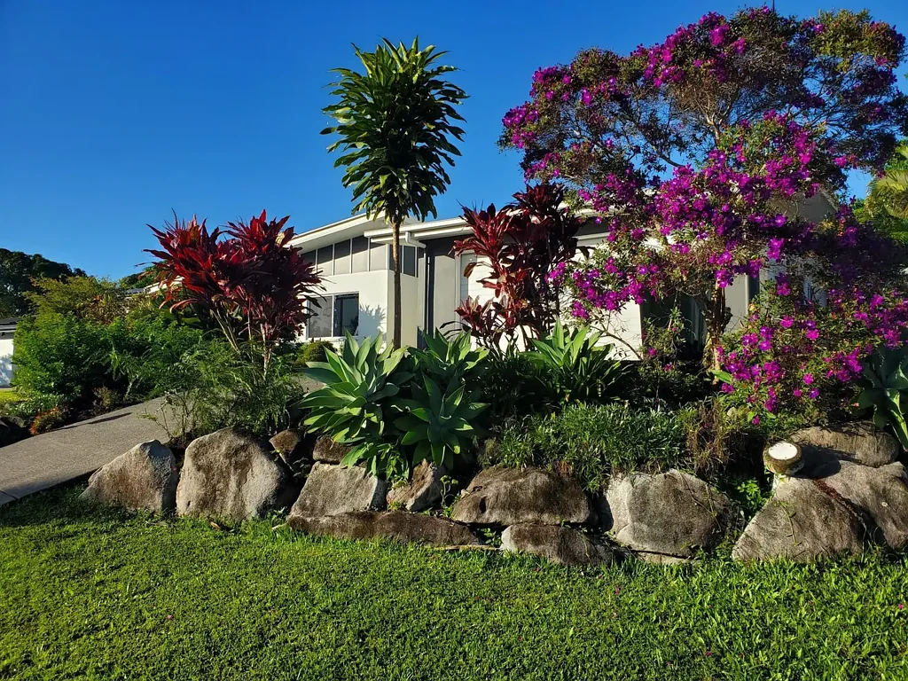 Available now, 3 bedroom + Study, 2 bathrooms, dble garage- $900 Per week