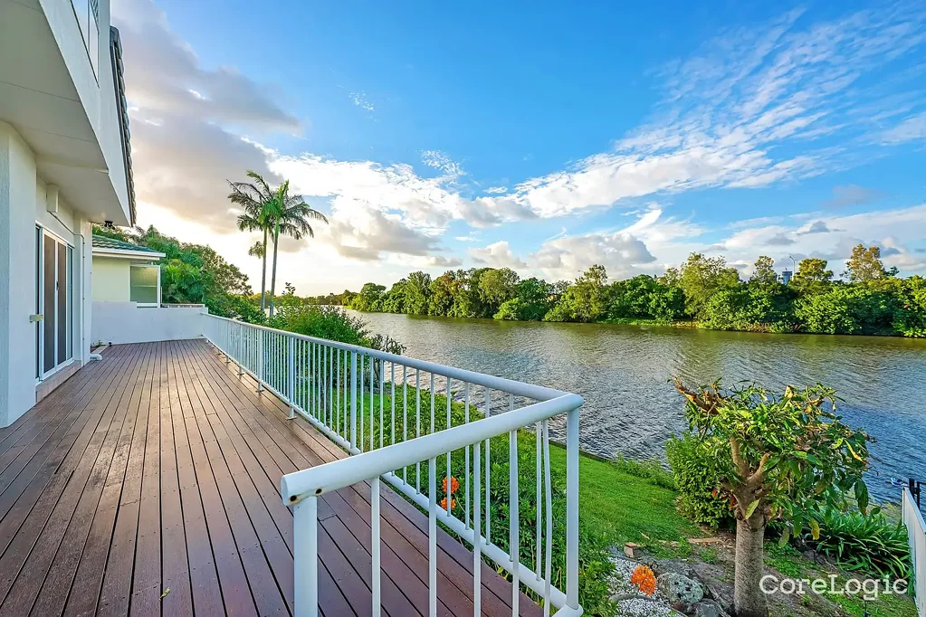 WATERFRONT FAMILY HOME