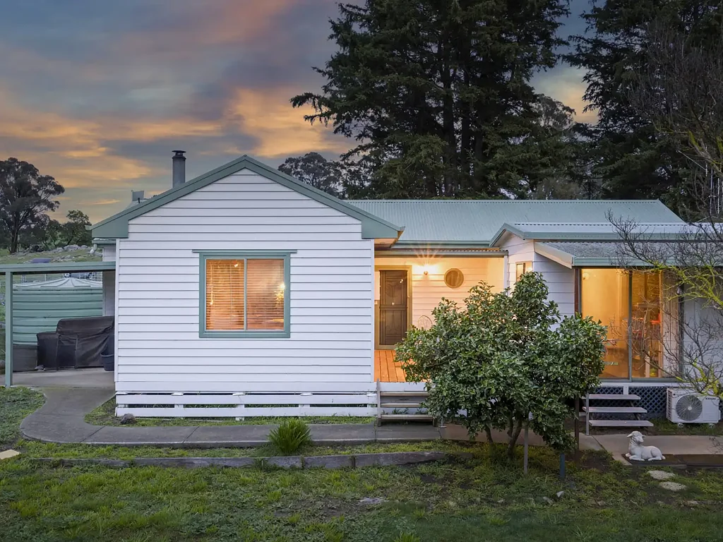 Strathbogie Productive 8.4 Acres  - Strathbogie Tablelands – Comfortable 3Br Home with Dual Living - Bore Water -Shedding
