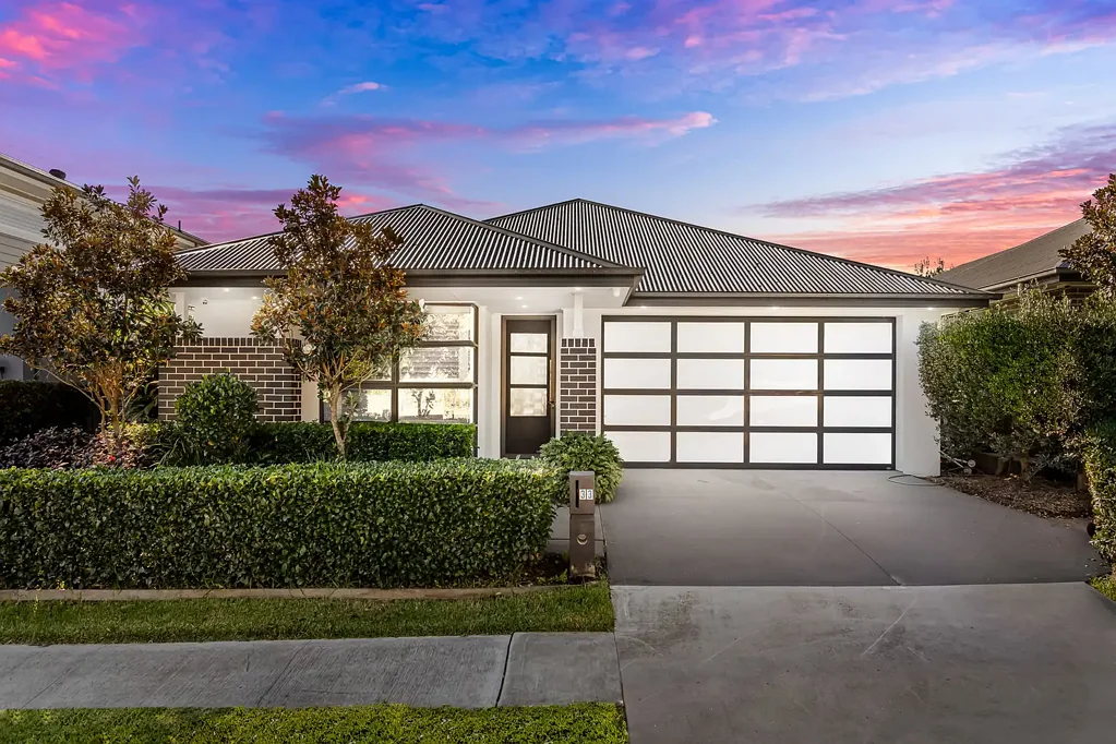 Leppington 4房 步行可达商圈 四卧宽敞舒适 多个生活区域 全封闭户外用餐 设计师厨房升级 酒店式豪华浴室 全屋空调舒适 高品质升级配置 Its So Good To Be Home !!