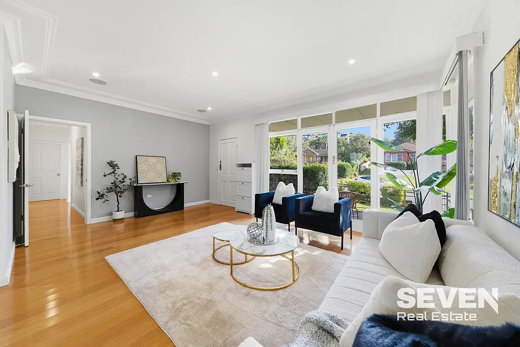 Baulkham Hills 4房 Baulkham Hills宁静口袋 宽敞错层设计 抛光木地板 现代厨房石材台面 四卧主卧套房 太阳能板系统 Jasper Road学区 便捷公交公园 R3 Zone | Appx 800m to Grove Square | Spacious Family Home Ready to Move In