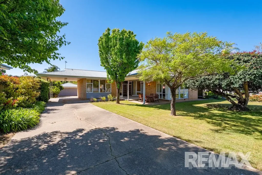 2 Lakeside Drive, Lake Albert, NSW 2650