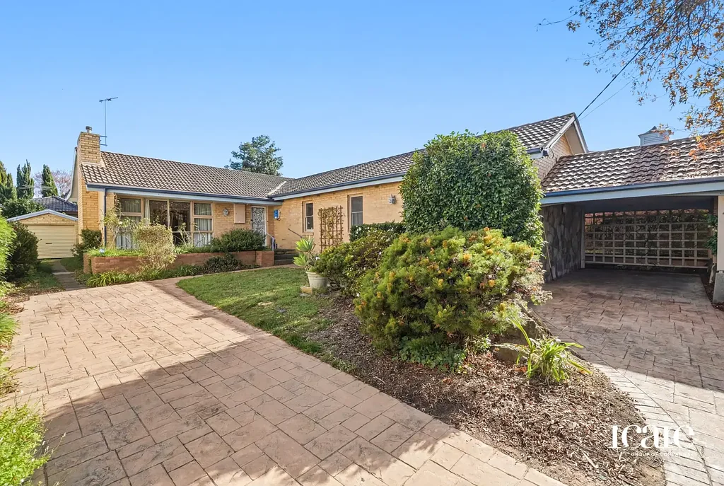 Mount Waverley 3房 家庭友好社区 三卧室两卫生间 成熟花园环绕 优质学校便捷 当地公园近邻 购物中心方便 公共交通便利 宽敞起居用餐 设备齐全厨房 宽敞卧室舒适 维护良好卫生间 绿意盎然景色 明亮通风氛围 宽敞户外空间 娱乐放松理想 两车位安全 garage Spacious Family Living in a Prestigious Mount Waverley Pocket