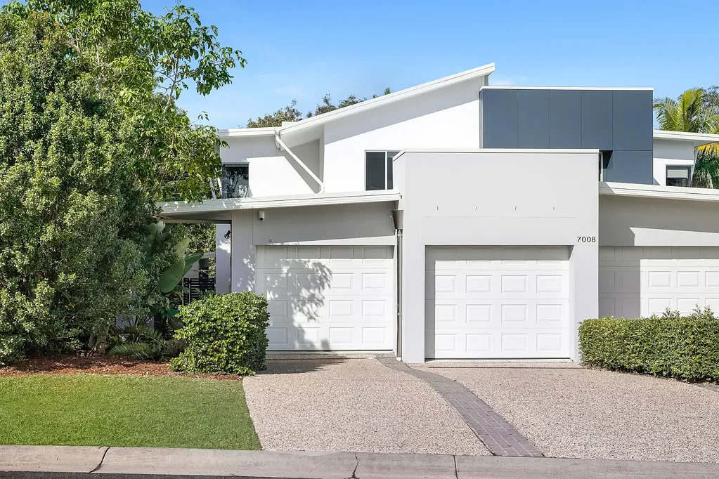 Benowa 3Moenga SUN-DRENCHED LUXURY LIVING IN THE PRESTIGIOUS ROYAL PINES ESTATE