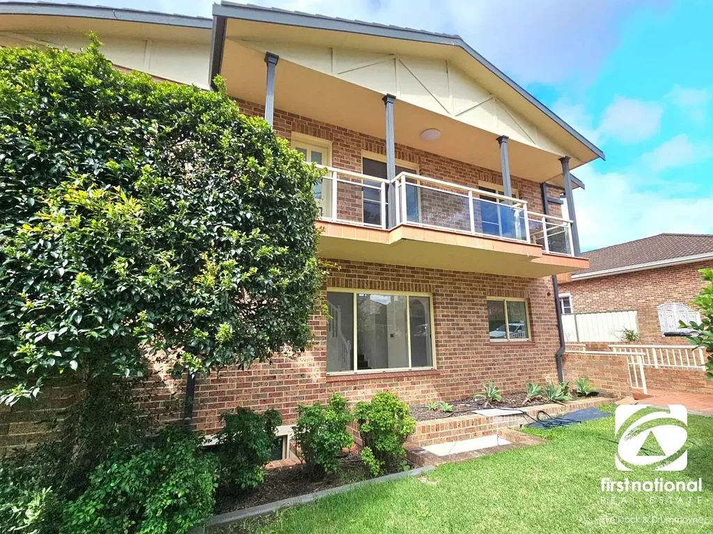 BEAUTIFULLY PRESENTED TOWNHOUSE WITH DOUBLE LOCK-UP GARAGE