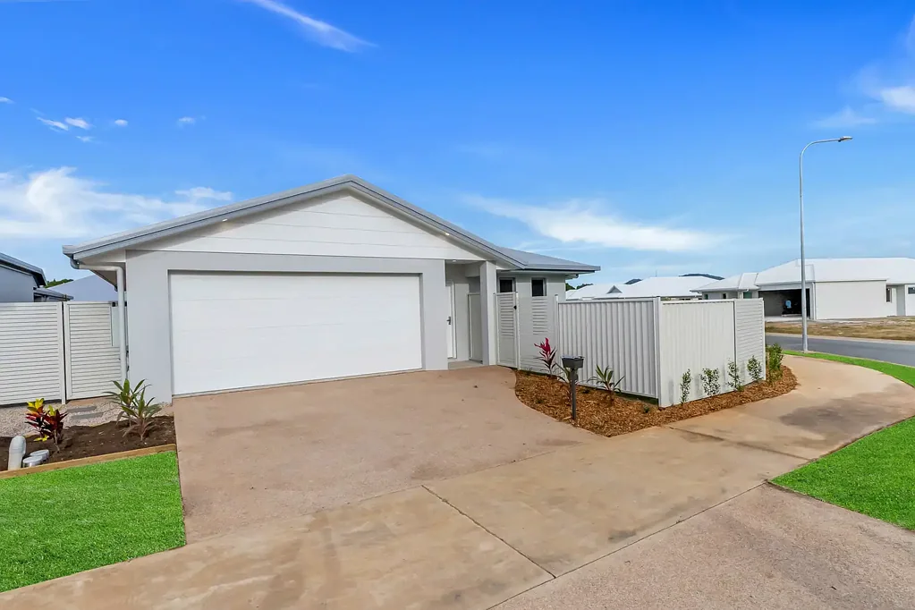 SIMPLY STUNNING! PRIVATE, MODERN & SPACIOUS DUPLEX IN A1 LOCATION!