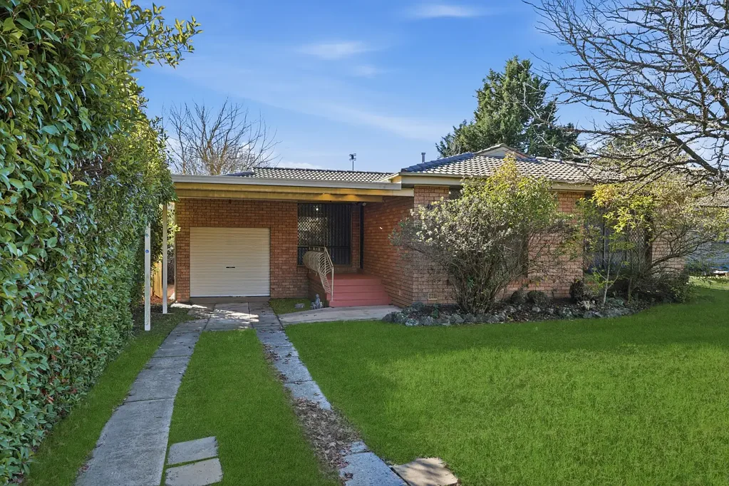 Orange 3Habitaciones Versatile Brick Classic on an Expansive Block