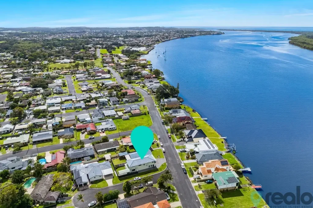 West Ballina 4ห้องนอน 🏡 Expansive 2-Storey Home with Dual Living & River Glimpses