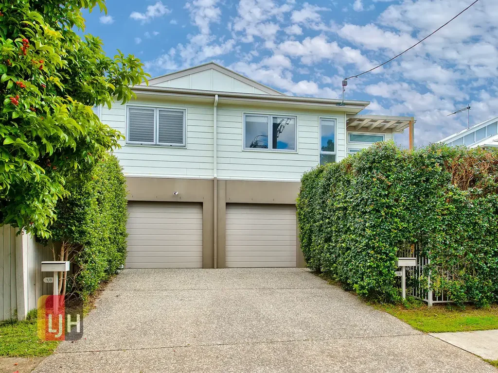 FULLY AIR CONDITIONED 3 BEDROOM HOUSE WITH COURTYARD