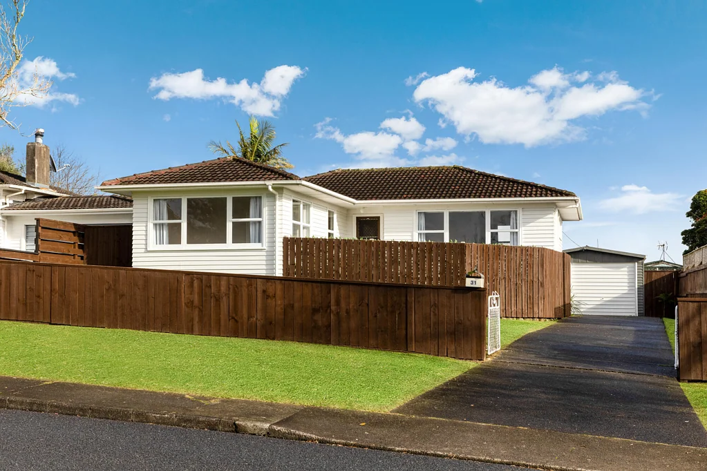 Glen Eden 3chambre Renovated Beauty on a Generous Section