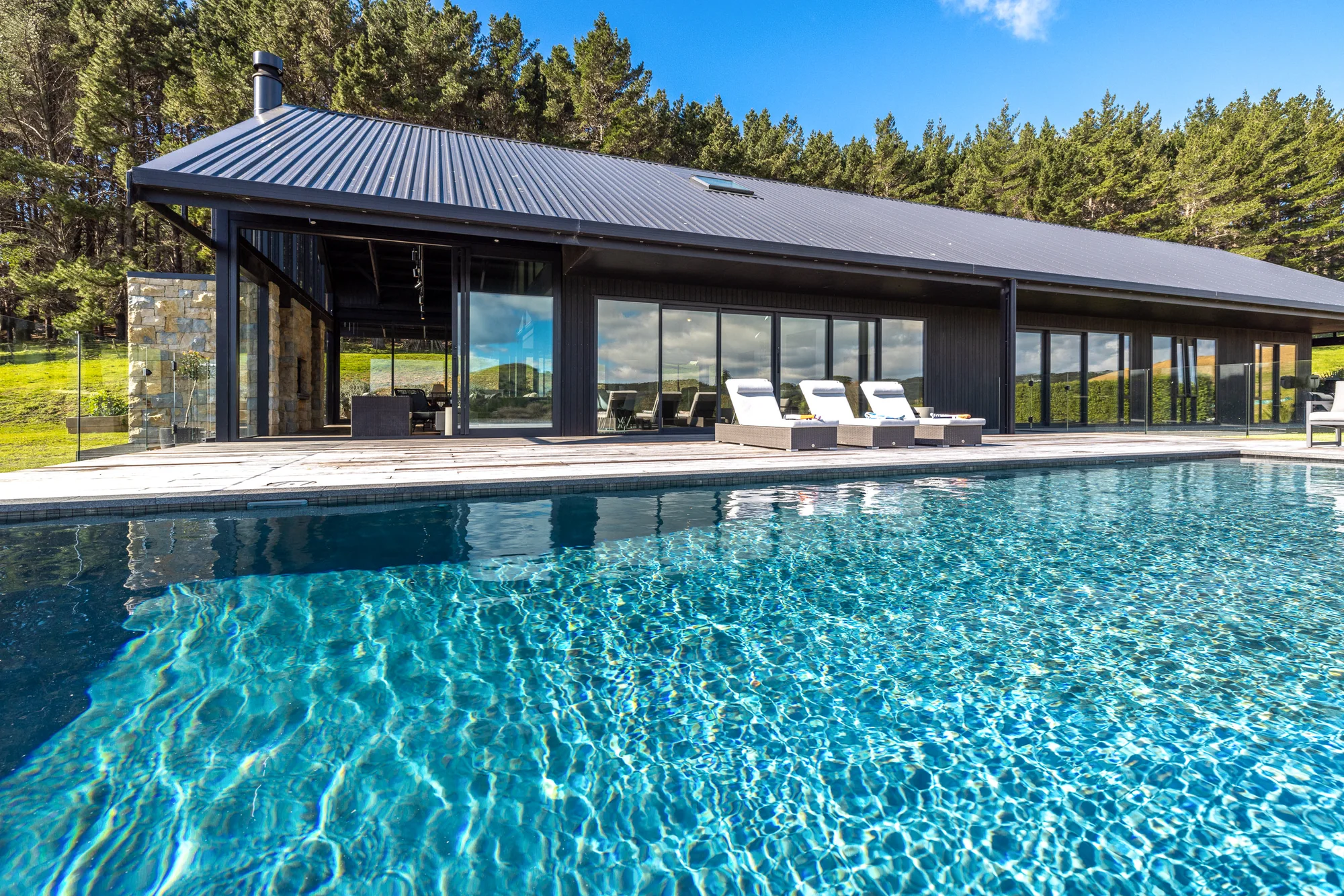 Waiheke Island 4ห้องนอน Sunsets, Vineyards, and Coastal Luxury Living