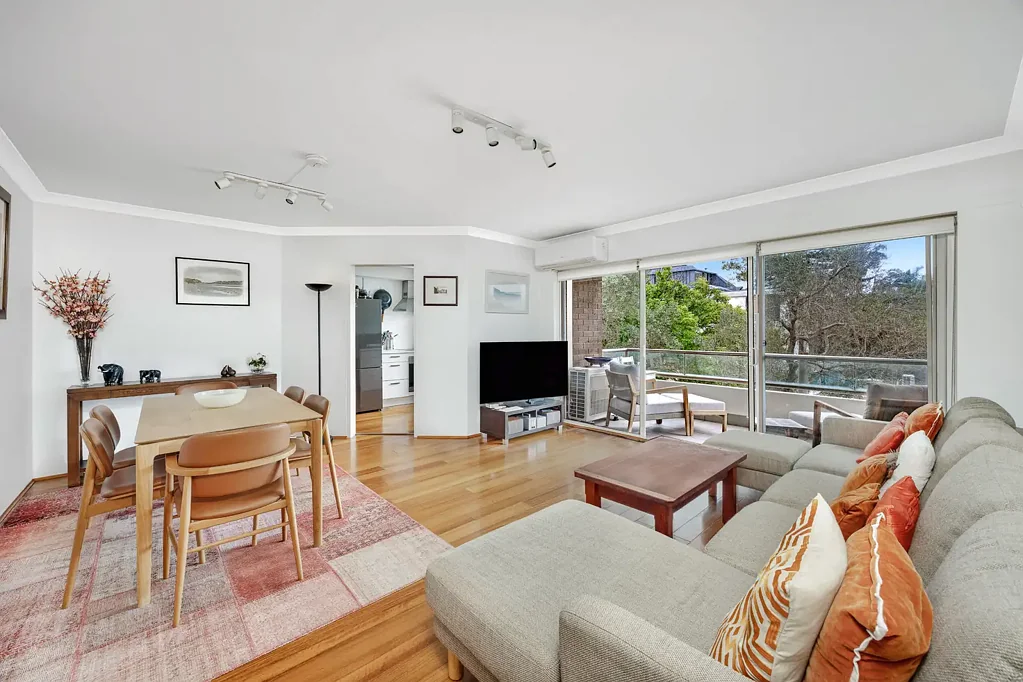 Stylish & Fully Furnished 2 Bed Apartment in Picturesque Location