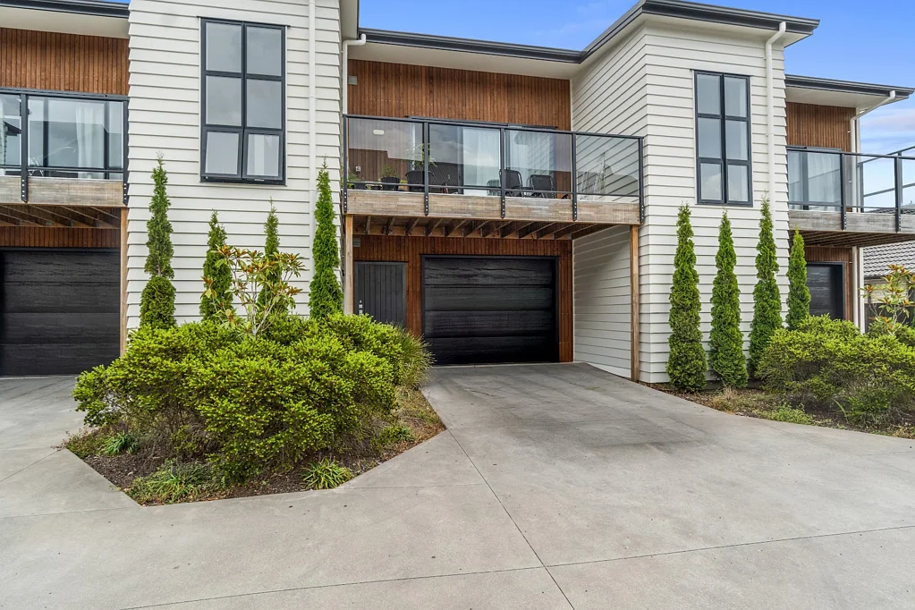 Hamilton East 2 Slaapkamer Modern Two Bedroom Townhouse in Hamilton East
