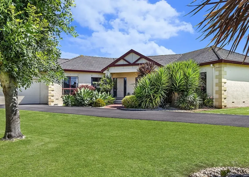 Warrnambool 3Kwarto PRIVATE 3/4 BEDROOM FAMILY HOME ON A LARGE FLAT BLOCK CLOSE TO SCHOOLS & CBD!