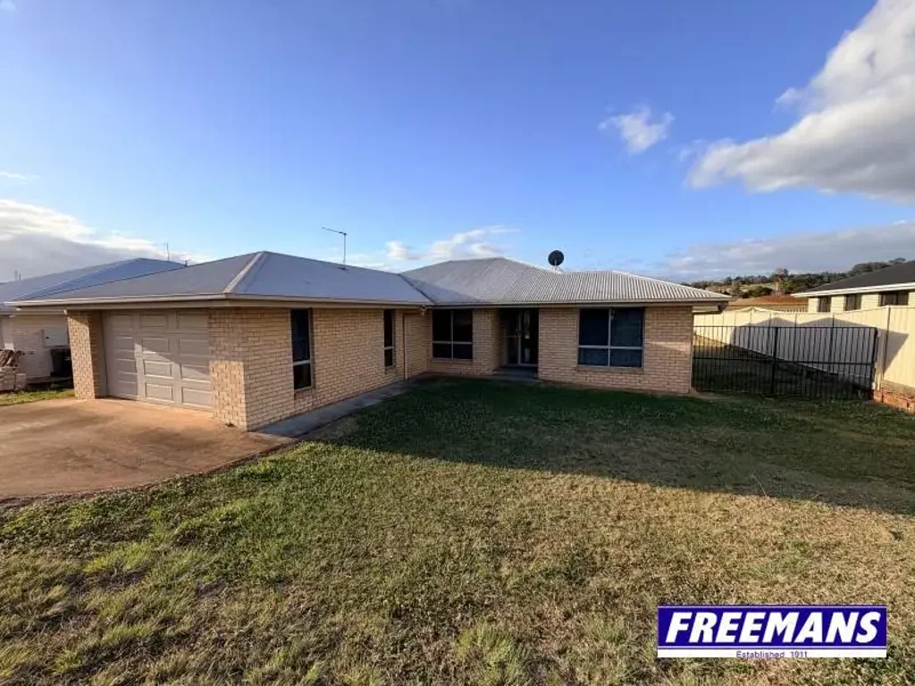Kingaroy 4 Bedroom Steel frame lowset modern brick with side access