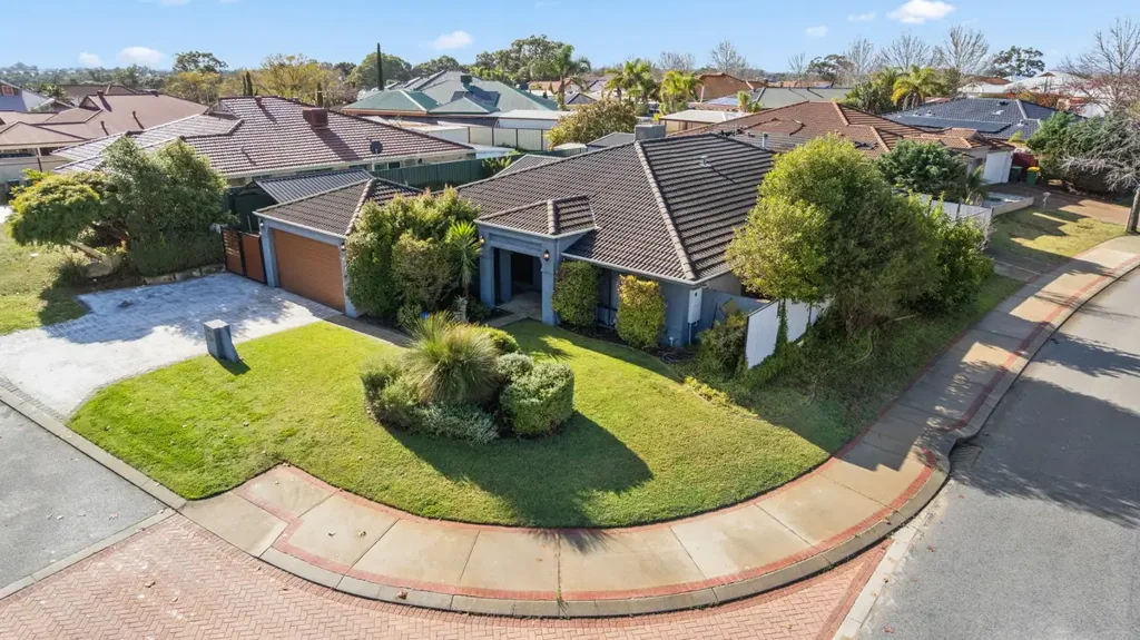 Baldivis 4房  Why: Because this oversized family abode offers it all, with spacious living options, multi-use gardens and complete comfort throughout