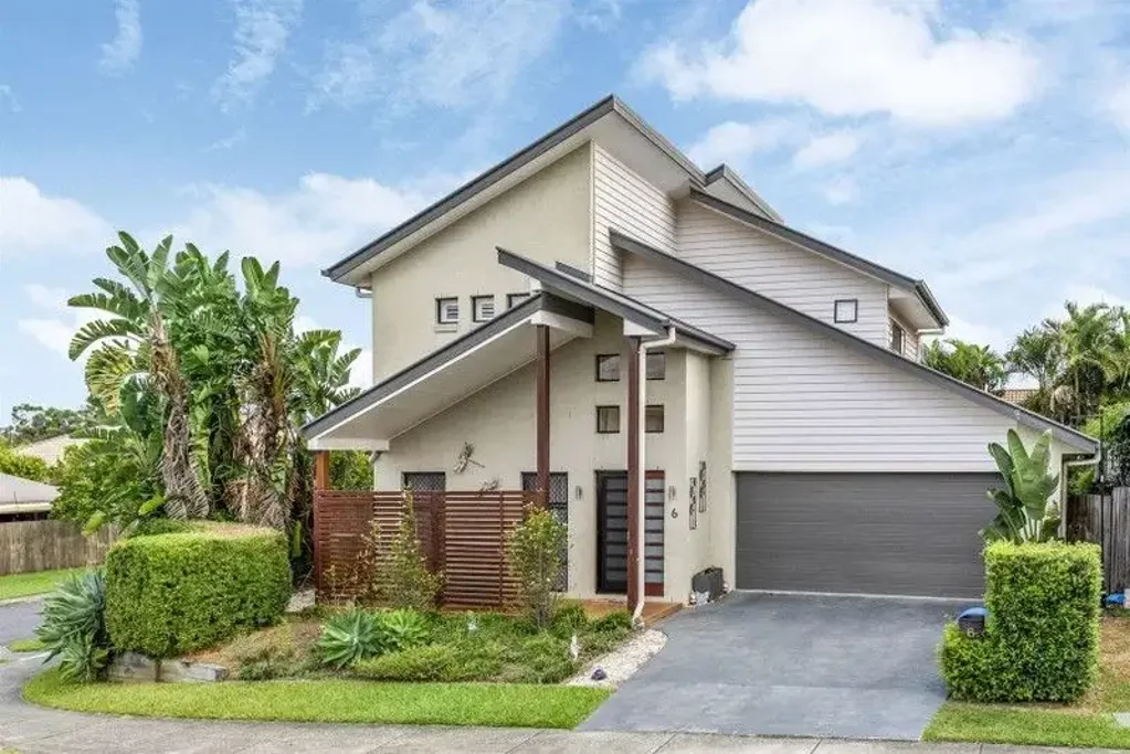 North Lakes 4 Bedroom Elevated Modern Home on Private Corner Block - Perfect for Entertaining!