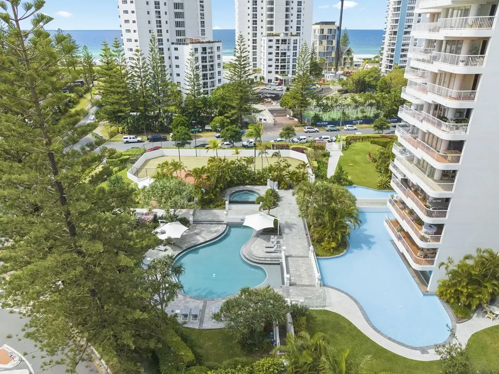 3 BEDROOM EAST SIDE APARTMENT WITH SPECTACULAR OCEAN VIEWS.