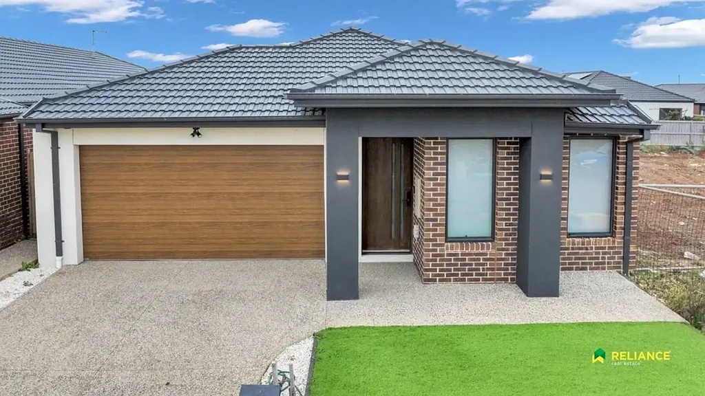 Wyndham Vale 4 Bedroom Sophisticated Family Living in a Prime Manor Lakes Location!