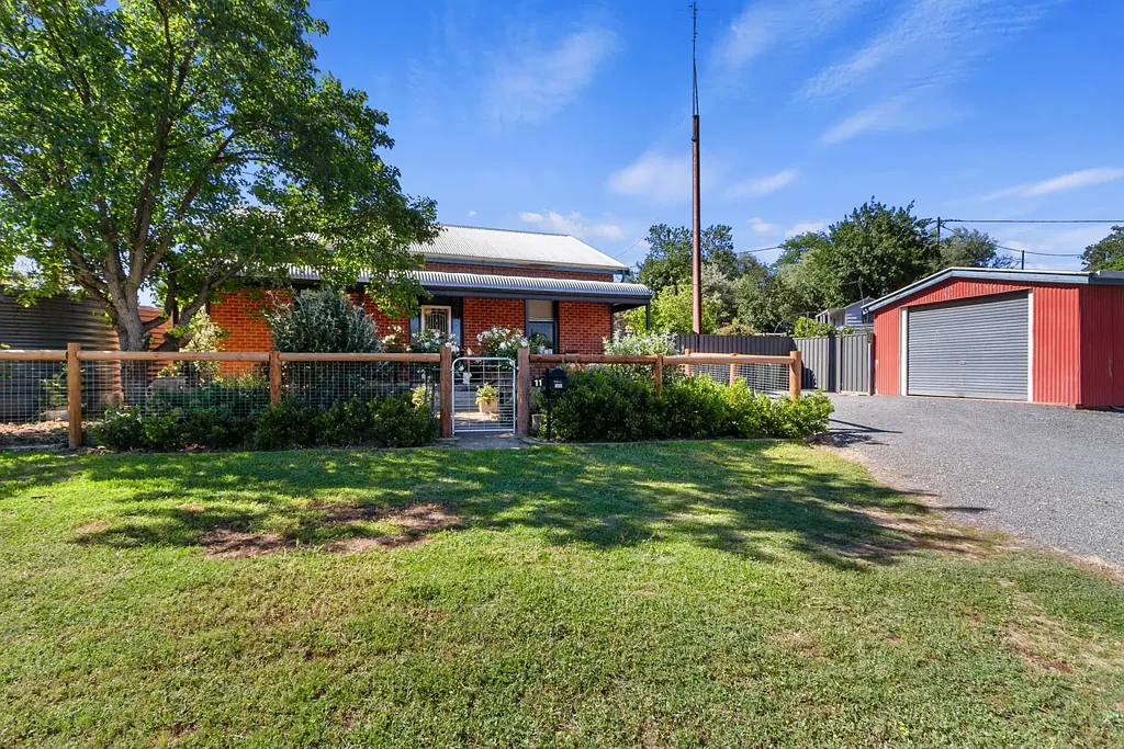 Clare 3બેડરૂમ Charming Character Home on 1,529m² – Prime Clare Valley Location