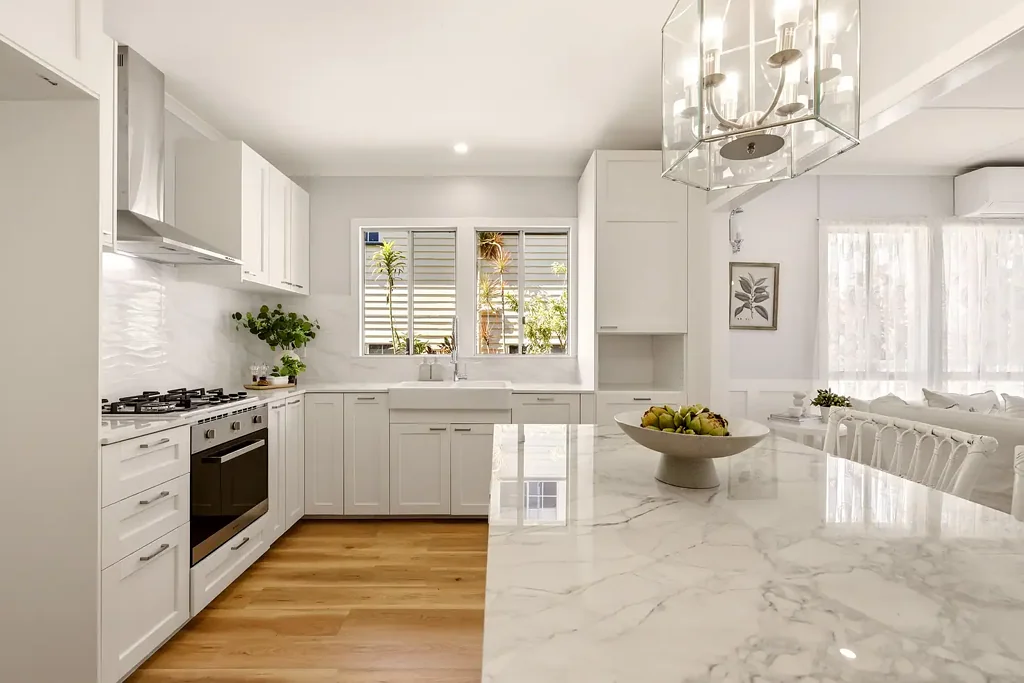 Brighton 3침실 Refined Coastal Living with a Fresh Modern Finish