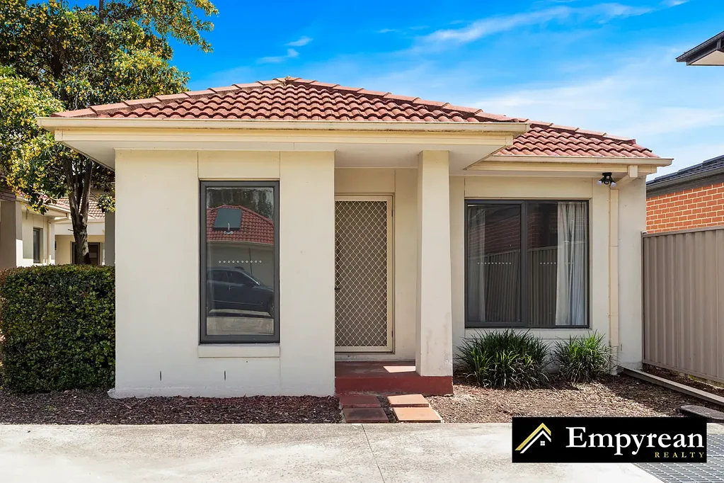 Conveniently Positioned Close to 2 Shopping Centres, Eateries & Transport