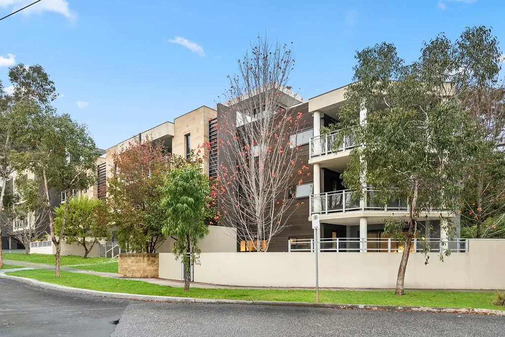 Murrumbeena 3房 宽敞三卧住宅 217㎡土地 宽敞操作台面 落地玻璃门 带顶户外区 主卧独立卫浴 全屋冷暖空调 两车位带储物 近地铁站商圈 Home sweet home with own street frontage access - next to Boyd Park