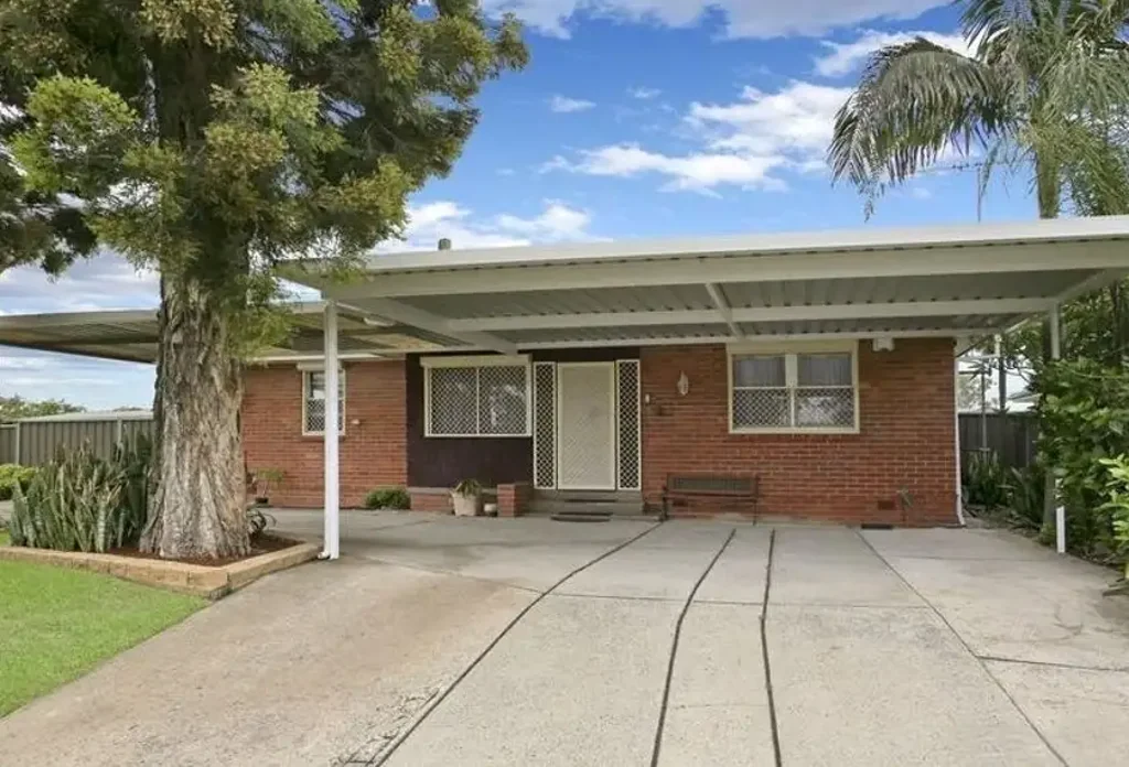 Lethbridge Park 4غرفة نوم Impressive 4-Bedroom Home with Poolside Living in Prime Lethbridge Park Location!