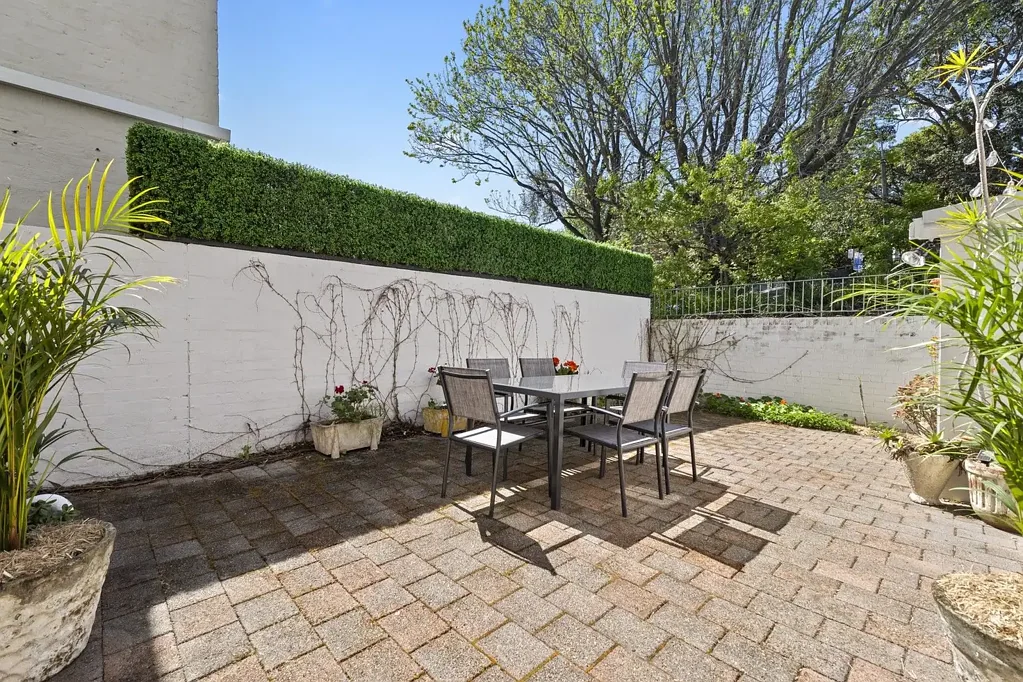 Art Deco garden entertainer in harbourside setting