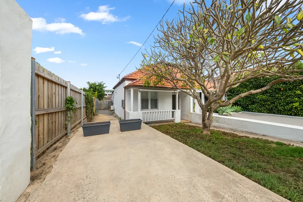 Freshly Updated Bronte Cottage: Pet-Friendly & parking