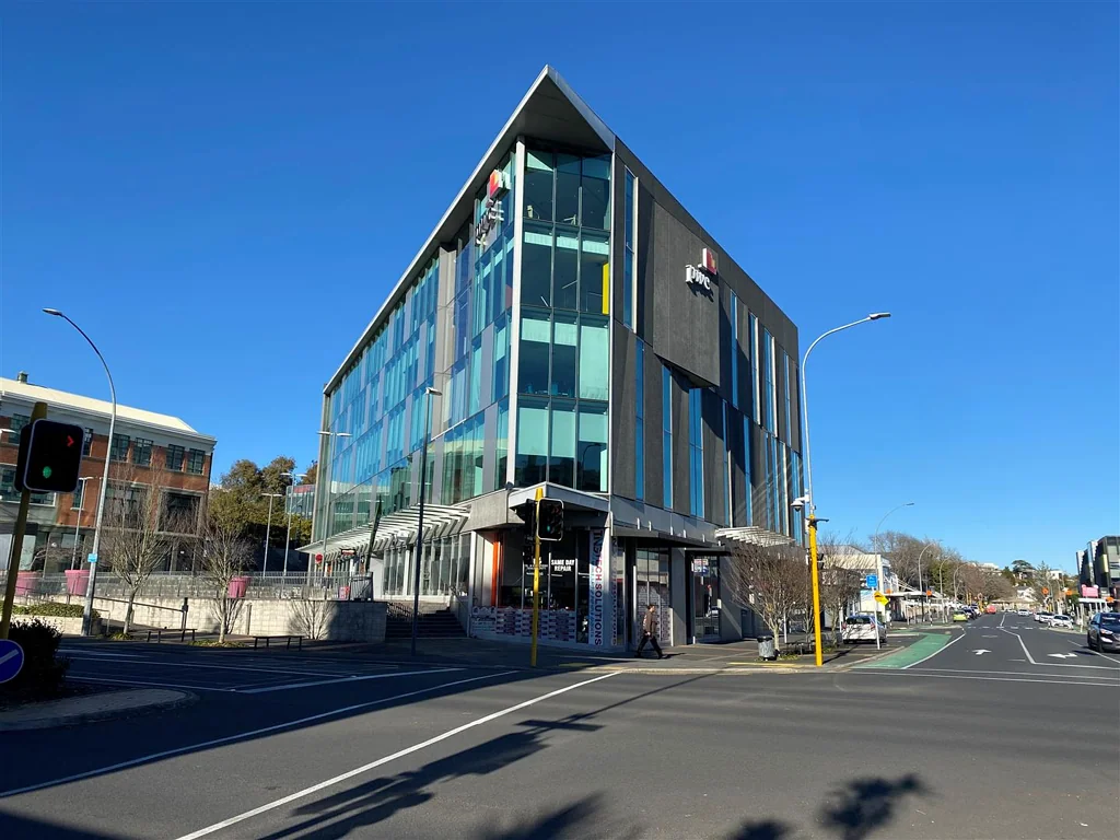 Hamilton Central Prominent Building Offering Utmost Convenience