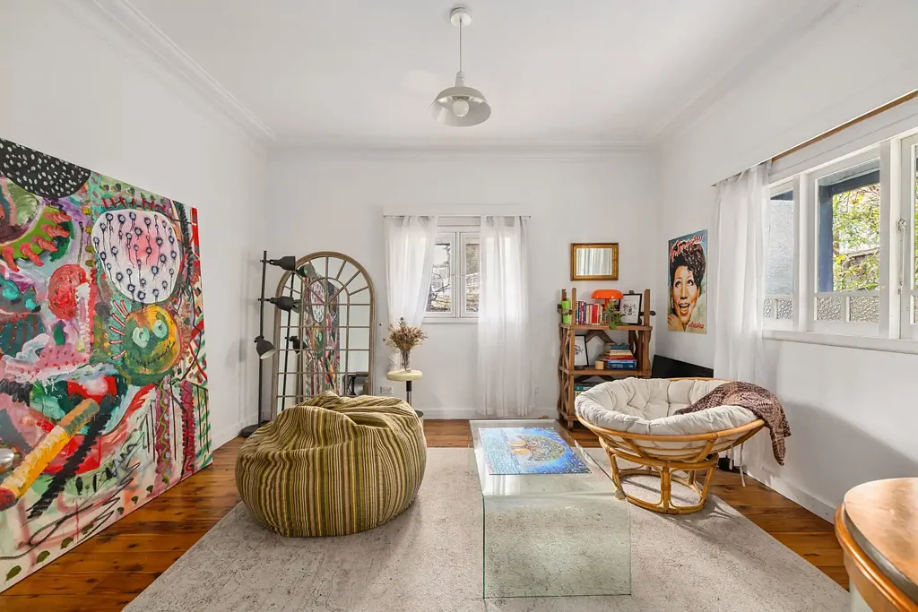 Freestanding 4-bedroom house on large garden block, north-facing rear