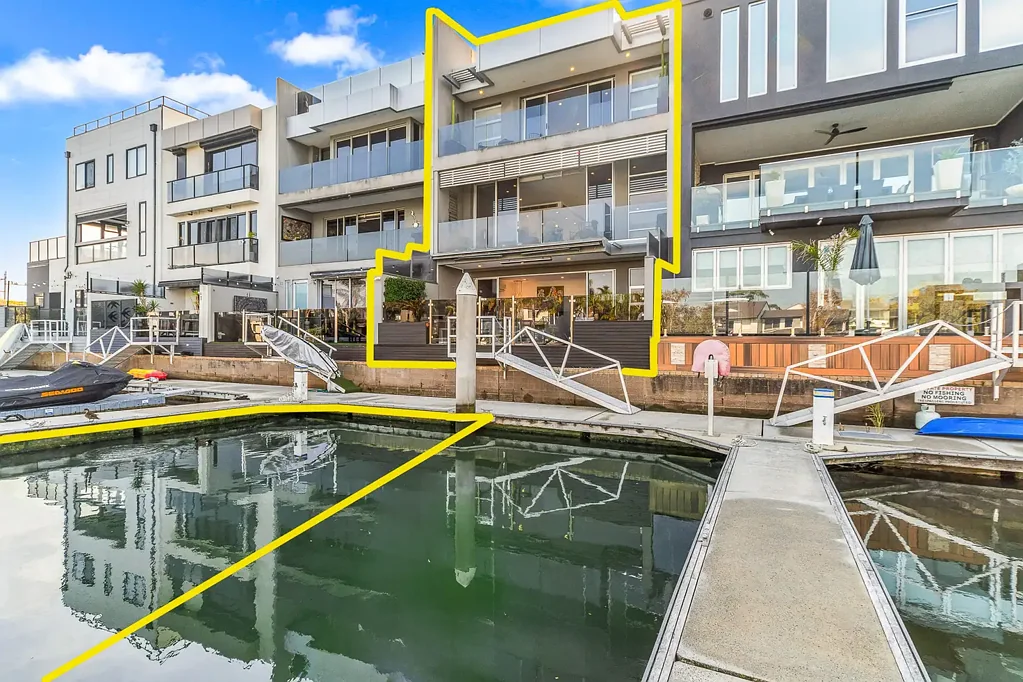 Patterson Lakes 3 Bedroom Riverfront Luxury with Private Mooring - Entertainers Dream