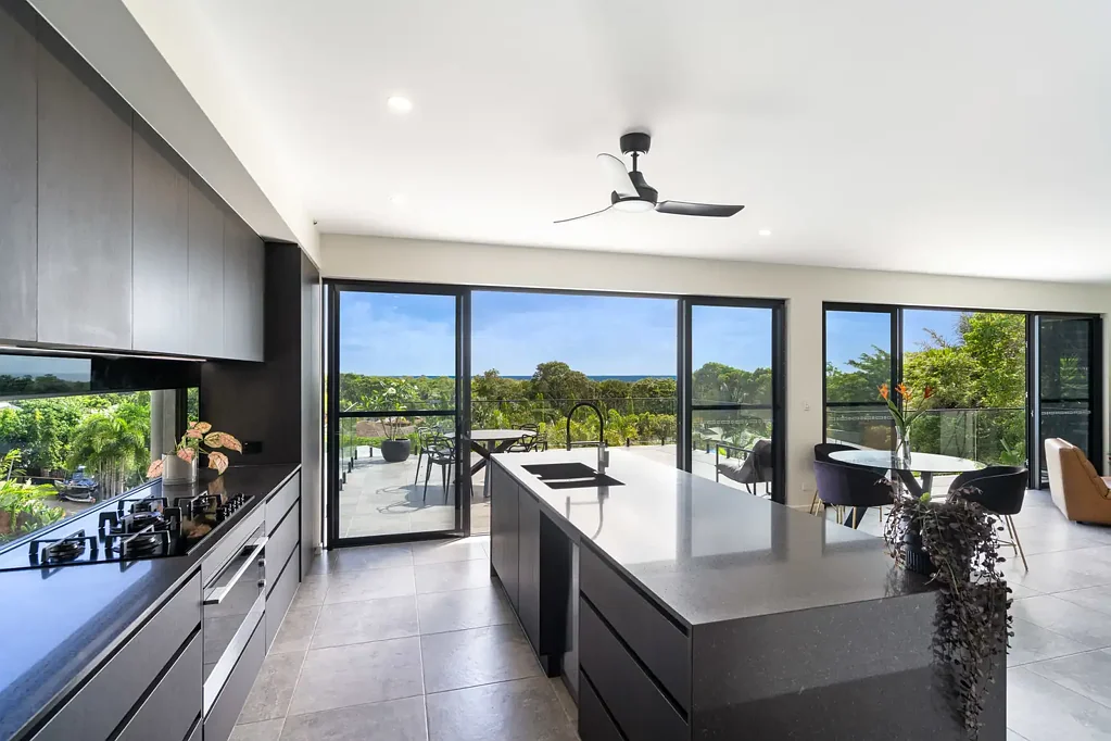 Palm Cove 4房  Elevated coastal living with ocean views and leafy surrounds.