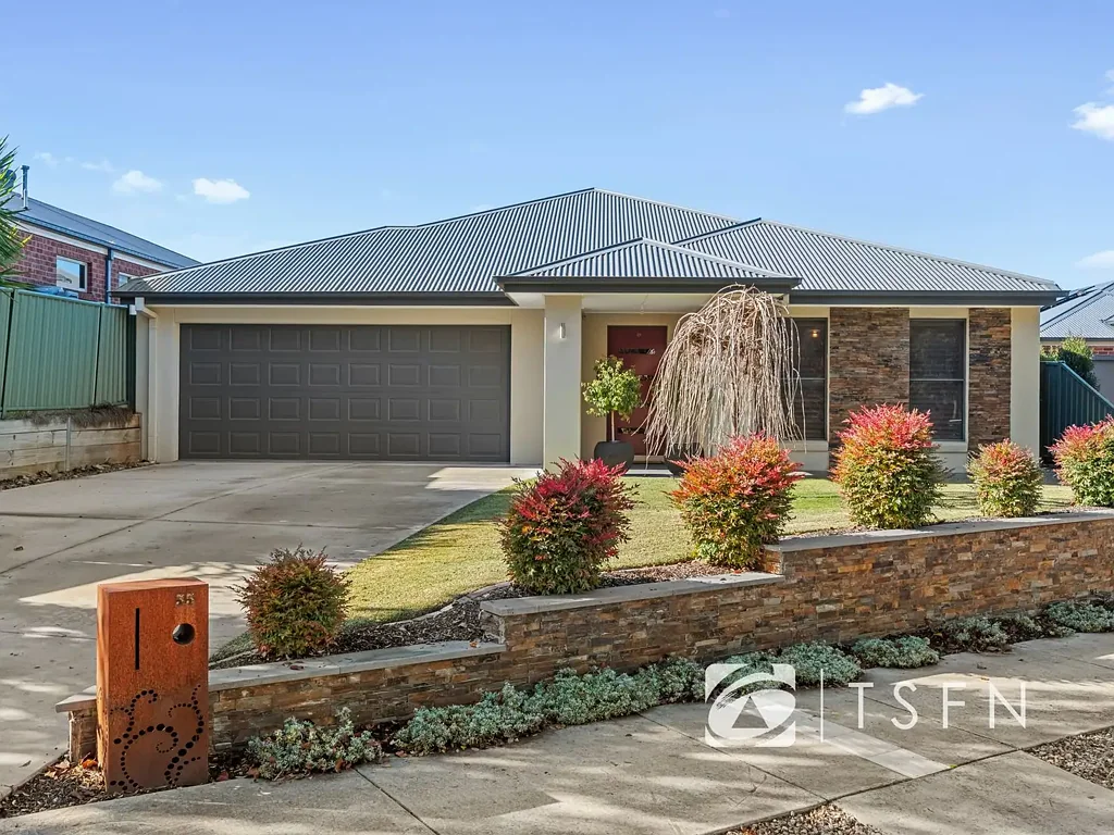 Golden Square 4房  Exceptional Custom-Built Family Home in Prime Golden Square Location